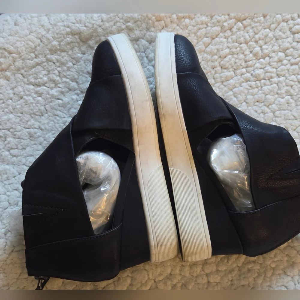 Journee Collection Black Hidden‎ Wedge Sneakers Size 9 Zip Cross Strap Shoes